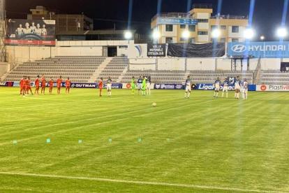 Los jugadores del Técnico Universitario y Manta saltaron a la cancha, a la espera de los árbitros.