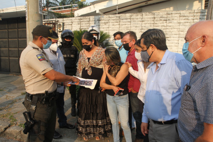 Acción.Un grupo de moradores de Urdesa central, junto a la policía, recorre la calle Bálsamos para inspeccionar las 16 cámaras instaladas.