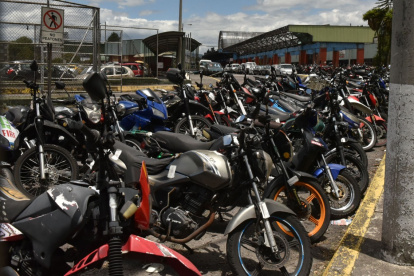 1. Vehículos. La antigua estación de La Y funciona ahora como un patio de retención vehicular. Desde el exterior se visualiza una gran cantidad de motos y autos agolpados.