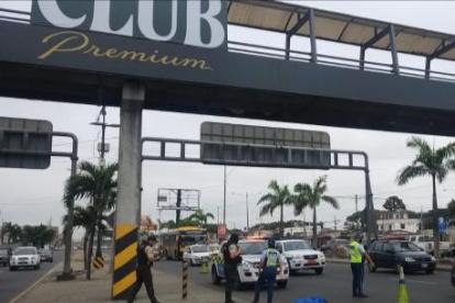 Un hombre se habría lanzado desde este paso peatonal en la avenida 25 de Julio.