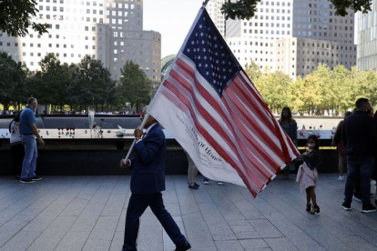El colombiano Germano Riviera lleva una bandera de Estados Unidos en honor a los atentados del 11S, en Nueva York (EE.UU.), este 11 de septiembre de 2021.