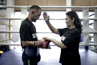 Andrés Muñoz tiene en su madre, Beatriz Morán, a su apoyo y mayor motivación en el cuadrilátero.
