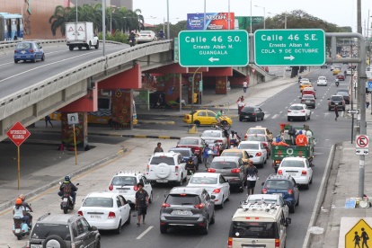Inseguridad. Una señora sale de la estación de la Metrovía, cerca de la avenida Ernesto Albán, una zona que ha sido tomada por personas en situación de calle y consumidores, según denuncia la ciudadanía. 2. Queja. Una persona usa el poste del puente como baño. 3. Dormitorio. Hacen hueco en las bases del puente para dormir o esconderse.