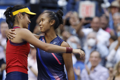 Fernández (d), actual # 73 del ranking mundial, felicitó al término del partido a Raducanu (# 150) tras caer en el partido definitorio por parciales de 6-4 y 6-3.