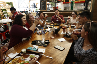 María Gracia Pólit (primera a la izquierda) celebra su cumpleaños y que ha vuelto a ver físicamente a sus amigos con una comida en el Mercado del Río.