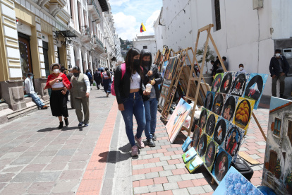 actividades. En el Centro Histórico de Quito, los transeúntes han vuelto a disfrutar del arte, cultura y muestras pictográficas. En la calle García Moreno, pintores instalaron sus caballetes para exhibir sus cuadros, que llamaron la atención de los capitalinos y turistas que transitan todos los días por el sector.