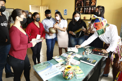 Estudiantes del colegio Jaime Roldós Aguilera exponen su proyecto realizado en casa, a un grupo de padres.