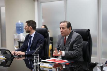 El representante del FMI en Ecuador, Julien Reynaud, y el ministro de Economía y Finanzas, Simón Cueva.