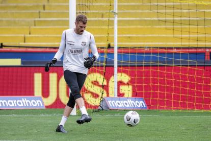 Barcelona y Deportivo Cuenca sacaron a sus jugadores al campo, pero no hubo fútbol.