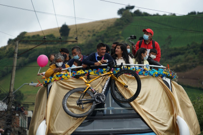 Carapaz desde lo alto de un bus descapotable con todos los suyos, encabezó la caravana.