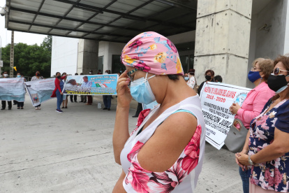 LOS PROFESORES JUBILADOS RECLAMAN PAGOS PARCIALES O TOTALES DE SUS HABERES AL GOBIERNO | LOS MAESTROS PARTICIPARON DE UN PLANTÓN EN LOS BAJOS DEL EDIFICIO DEL SECTOR SOCIAL, JOAQUÍN GALLEGOS LARA, DONDE FUNCIONA LA SUBSECRETARIA DE EDUCACIÓN DE LA ZONA 8, QUE ABARCA LOS CANTONES GUAYAQUIL, DURÁN Y SAMBORONDÓN