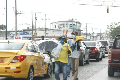 Variedad. Los vendedores informales ofrecen todo tipo de producto, incluso artículos de protección para los autos.