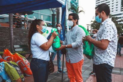 Ciudadanos de distintos sectores de la ciudad acudieron al lugar para donar los alimentos.
