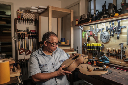 El bombero y luthier Davi Lopes, posa con sus instrumentos hoy, lunes en Río de Janeiro, Brasil.