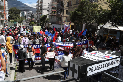 Plantón. Decenas de personas protestaron en los exteriores de la Corte Constitucional en contra del alcalde en disputa, Jorge Yunda.