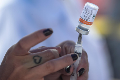 Vista de la preparación de una dosis de la vacuna Coronavac contra el coronavirus, en una fotografía de archivo.