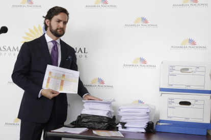 El asambleísta cuestiona que no se haya abierto un concurso para que bufetes de abogados españoles reconocidos se hayan presentado para brindar ese servicio.