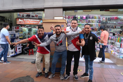 Héctor Pincay, Christian Cotapo y Javier Sánchez son bromistas, en la foto aparecen con Javier Mera, una víctima.