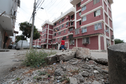 Diariamente los vecinos de los bloques de Sauces 6 deben caminar por calles en mal estado: llenas de piedras y huecos, con el peligro de caer y sufrir daños físicos.