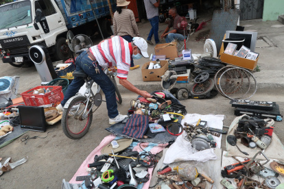 Aproximadamente 500 comerciantes informales se toman varias cuadras del suburbio de Guayaquil, para la venta de todo tipo de artículos en su mayoría usados.