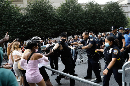 Se han realizado múltiples arrestos cuando decenas de policías se enfrentaron con los manifestantes de BLM.