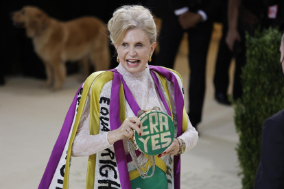 Carolyn B. Maloney aprovechó la alfombra roja para apoyar al movimiento feminista con un colorido vestido con el que ha querido representar a las mujeres y su lucha.