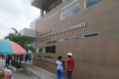 Una familia espera los resultados de los exámenes de su pequeño hijo con problemas cerebrales, desde hace cuatro meses compran algunos medicamentos.