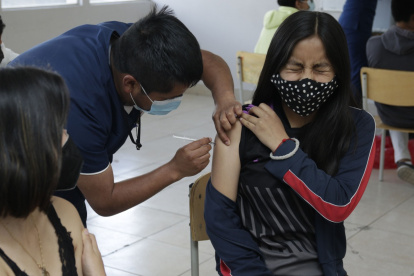 Reto. La vacunación causó nerviosismo entre los jóvenes, pero luego se convirtió en alegría.