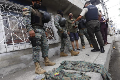 El sospechoso fue entregado a la Policía Nacional, por haber cometido un delito de usurpación de uniforme e insignias.