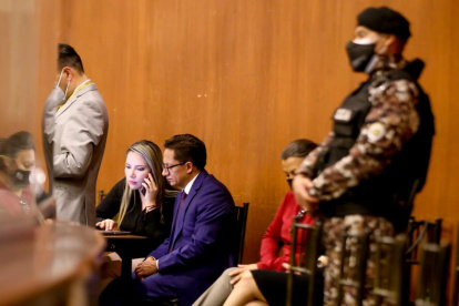 Carrión se reunió en la Asamblea con su esposa Priscila Schettini bajo la atenta mirada de los agentes penitenciarios.