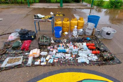 Los uniformados hallaron 85 municiones de calibre 5.56, ropa de tipo militar, materiales de intendencia, cargadores de radios de comunicaciones.