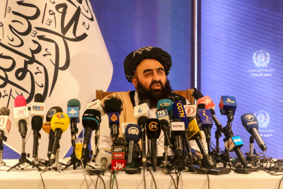 Amir Khan Muttaqi durante una rueda de prensa.