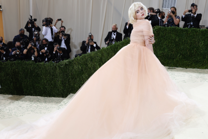 Billie Eilish tiene nació en Estados Unidos y tiene 19 años.