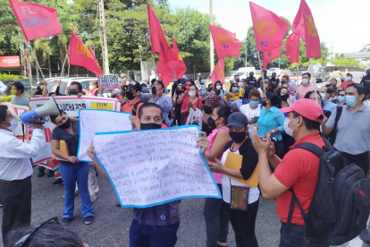 Los maestros bloquearon un tramo de la avenida Plaza Dañín, en el norte de Guayaquil.