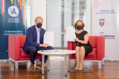 Bradley Hilgert, vicerrector académico y Elena Machuca, ministra de Cultura y Patrimonio, firmaron el documento.