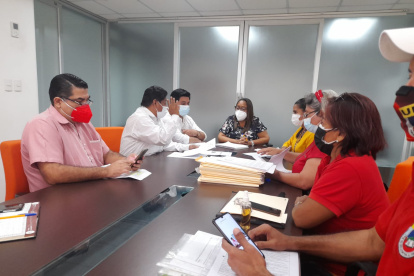 Yadira Blakman, subsecretaria de Educación de la Zona 8, se reunió con dirigentes de la UNE-Guayas.