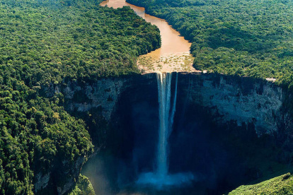 La región en disputa entre Venezuela y Guayana está llena de petróleo y otras riquezas naturales.