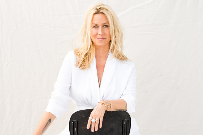 Alanis Morissette critica a quienes la cuestionan por haber esperado 30 años para denunciar el hecho.