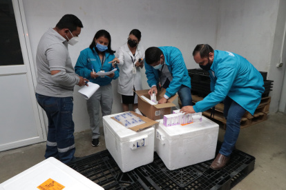 Revisión. Las autoridades compararon los medicamentos recibidos ayer.