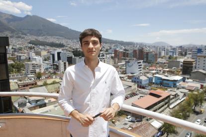 El periodista español está en Quito para investigar más sobre el financiamiento al partido Podemos.