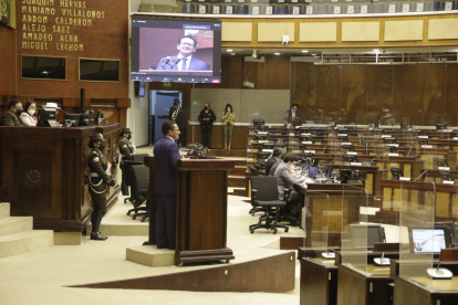 Defensa. El funcionario fue conducido desde la cárcel 4 de Quito hasta el Pleno de la Asamblea.