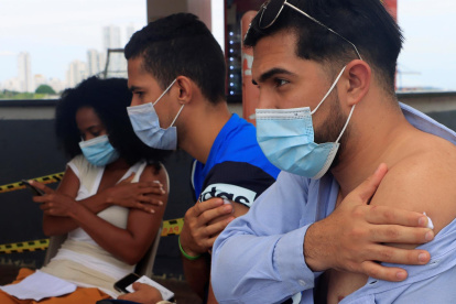 jóvenes que esperan tras recibir una dosis de la vacuna contra la covid-19, en Cartagena (Colombia).