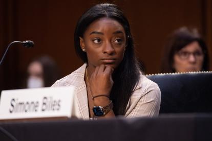 La gimnastas olímpicas Simone Biles participa en el Senado estadounidense en una audiencia sobre el caso de abuso sexual de Larry Nassar.