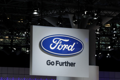 Ford también ha establecido otros programas pilotos de entrega a domicilio con vehículos sin conductor con compañías como la cadena de pizza Domino"s y Postmates.