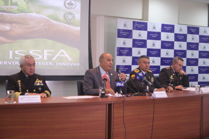 Informe. El ministro de Defensa Fernando Donoso y el director del Issfa Frank Landázuri, explicaron el proyecto.