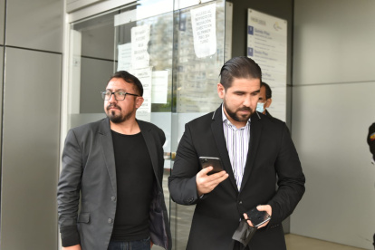 Quito. Dalo Bucaram (derecha) asistió ayer como abogado de su padre y hermano.