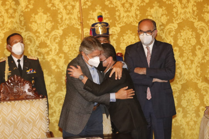 Guillermo Lasso dijo en el anuncio: "No podemos contratar parientes".