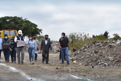 Recorrido. Directivos de la Universidad y el Cabildo supervisan la zona.