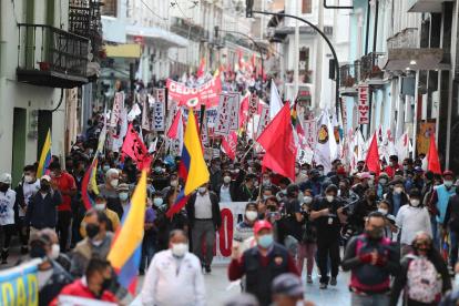 Manifestantes participan en una jornada de protestas contra las reformas adelantadas por el Gobierno del presidente Guillermo Lasso.