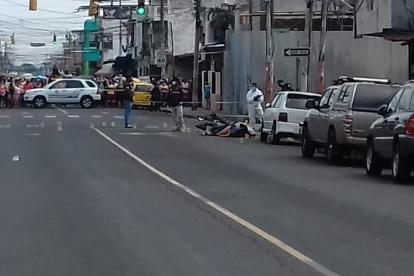 La escena del crimen. Una pareja fue baleada mientras circulaba en una motocicleta. La Policía recogió más de 20 casquillos de bala en el sitio.